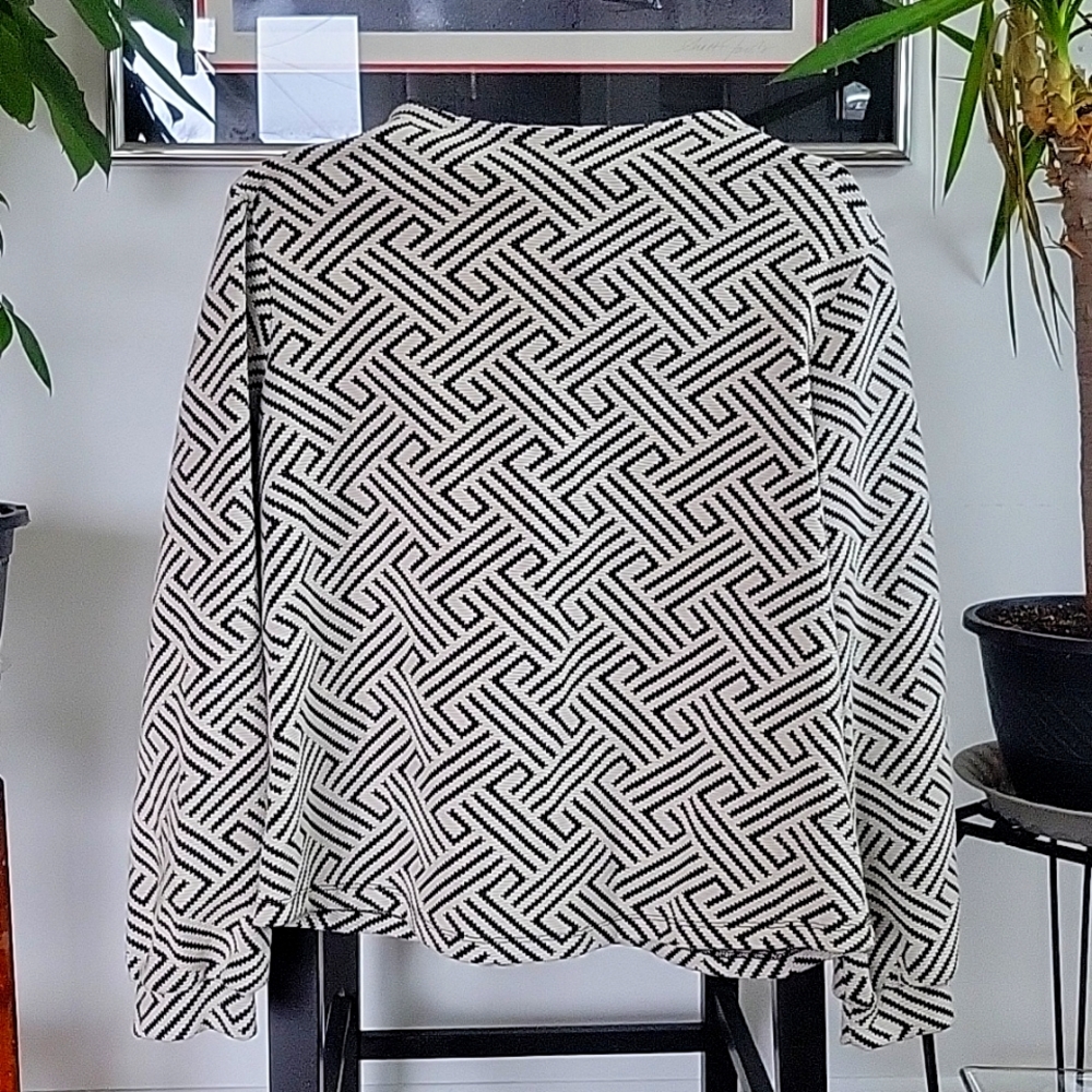 W5 Top Medium Black & White